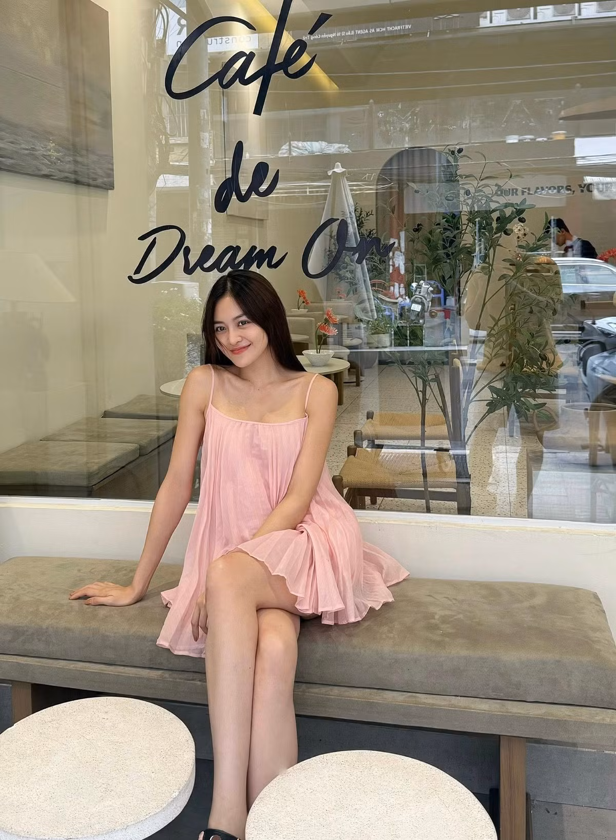 Thuỳ Anh xinh đẹp trong đầm hồng khi ngồi quán cafe. Ảnh: FB Thuỳ Anh
