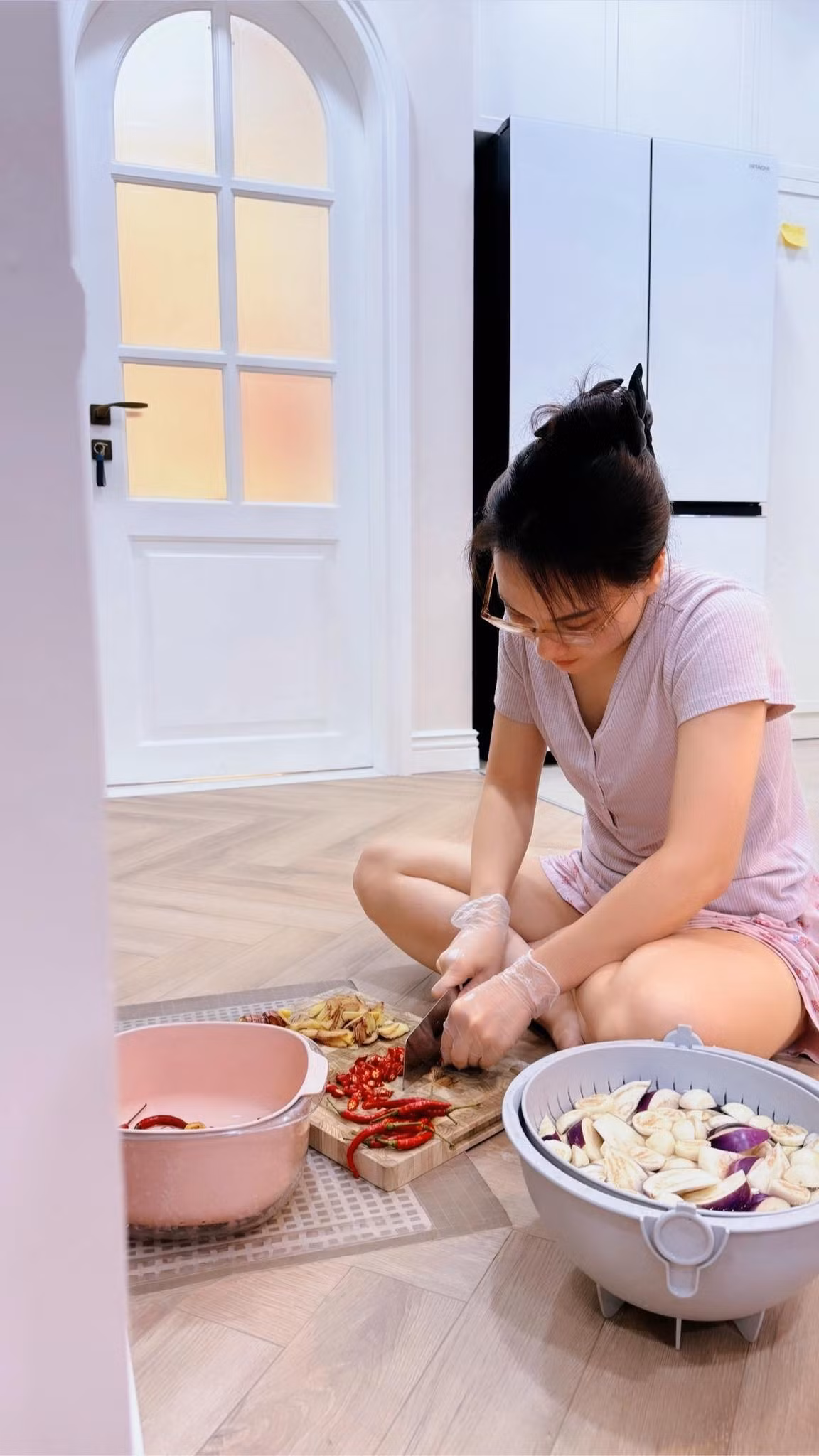 Bảo Thanh khoe ảnh vào bếp kèm chia sẻ: "Anh Thắng nay lại order cà muối. Cay thật". Ảnh: FB Bảo Thanh