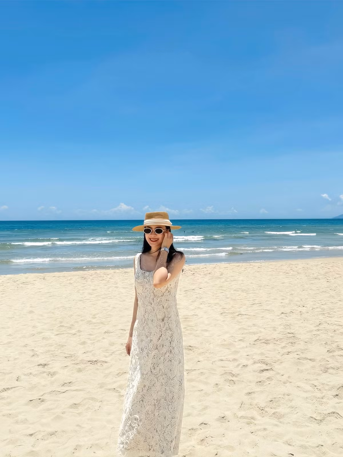 Trước đó, Hồng Diễm diện váy ren trắng dáng dài, chụp ảnh khoe dáng ở biển. Ảnh: FB Nguyen Hong Diem