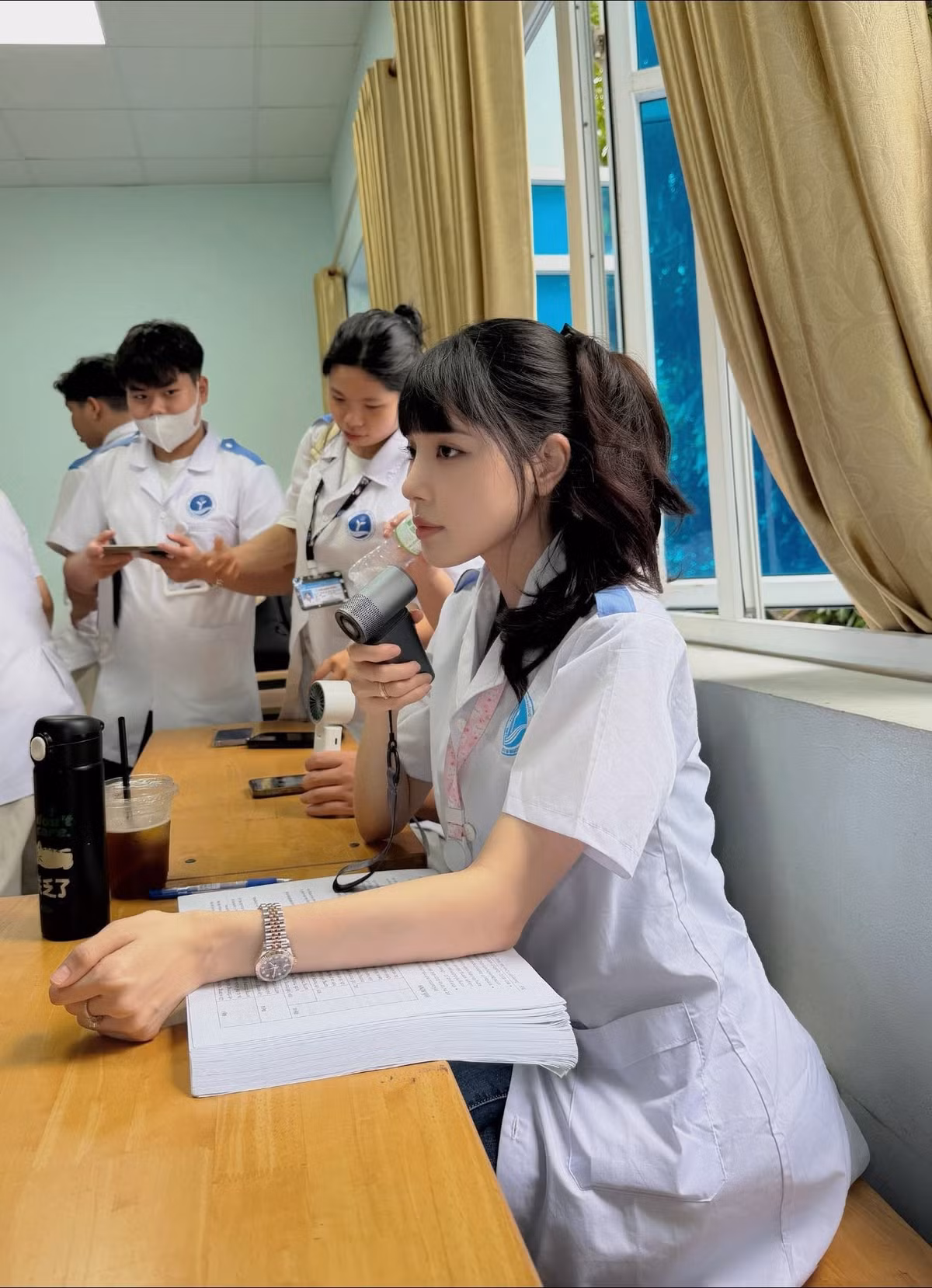Bích Hạnh tiếp tục việc học ngành y.