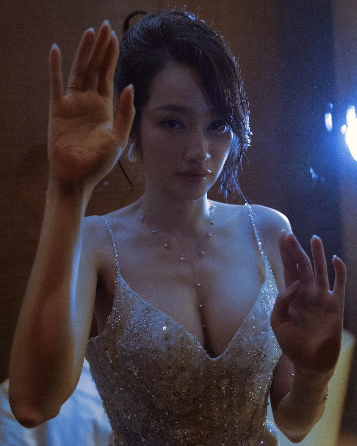 Người đẹp chọn kiểu tóc búi cao gọn gàng, giúp tôn trọn bờ vai gầy thanh mảnh cùng phần xương quai xanh.