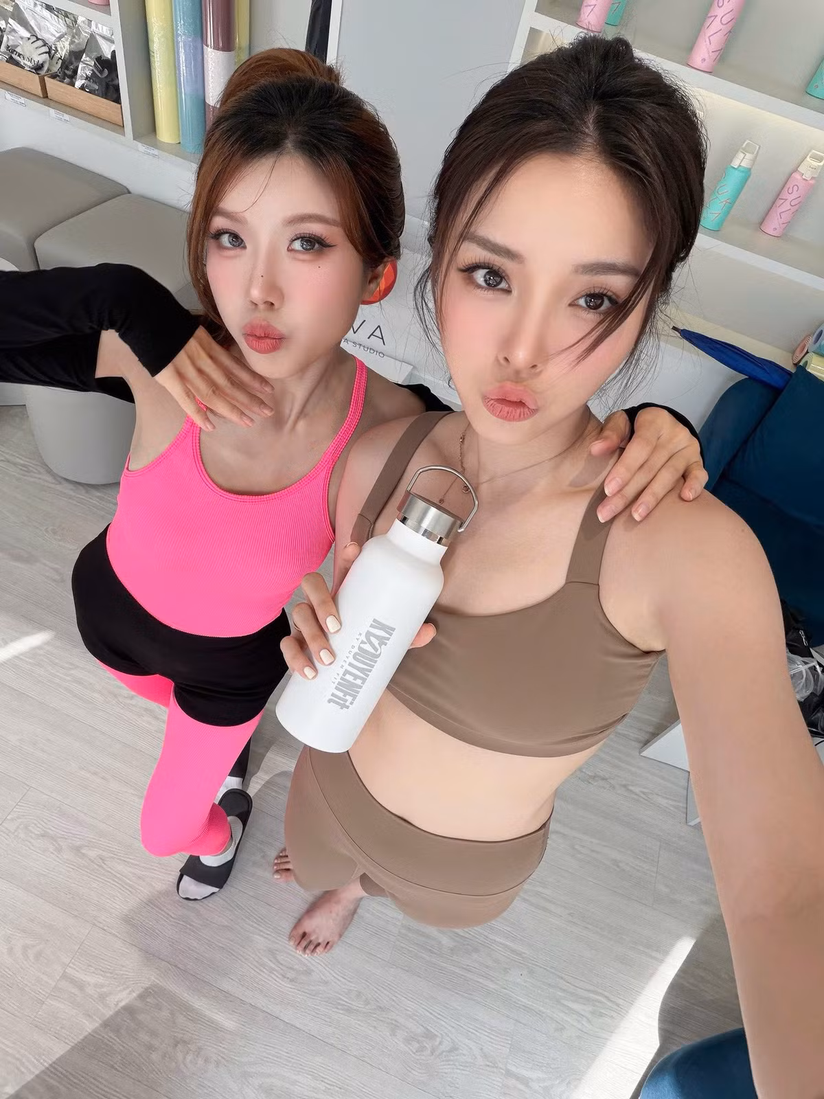 Kỳ Duyên quất quýt bên chị đẹp Trang Pháp khi đi tập. Ảnh: FB Hoa hậu Nguyễn Cao Kỳ Duyên