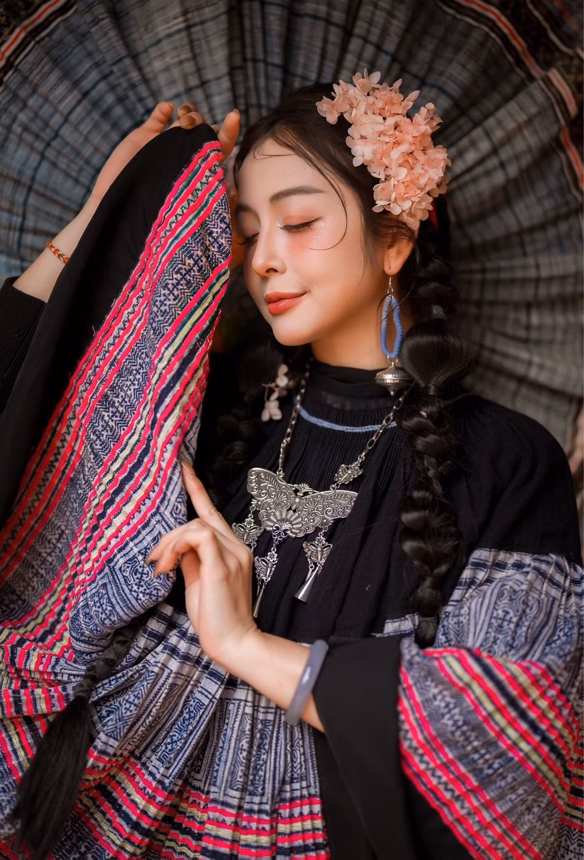 Bộ trang phục giữ trọn nét đặc trưng của váy áo dân tộc nhưng được cách điệu hiện đại, giúp tôn lên vẻ thanh lịch và duyên dáng của người đẹp.