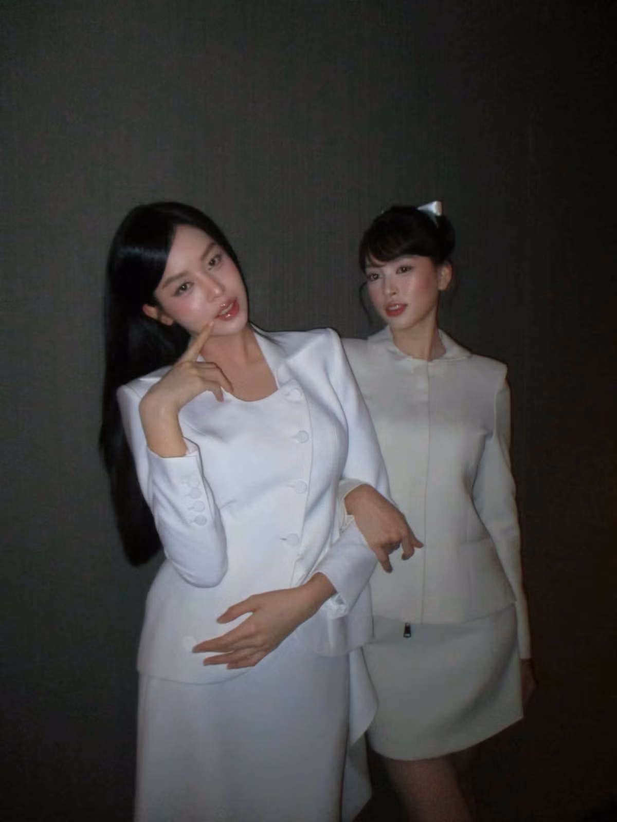 Hoa hậu Trần Tiểu Vy và Thanh Thủy khoe dáng thanh lịch trong trang phục công sở đồng điệu. Ảnh: FB Trần Tiểu Vy