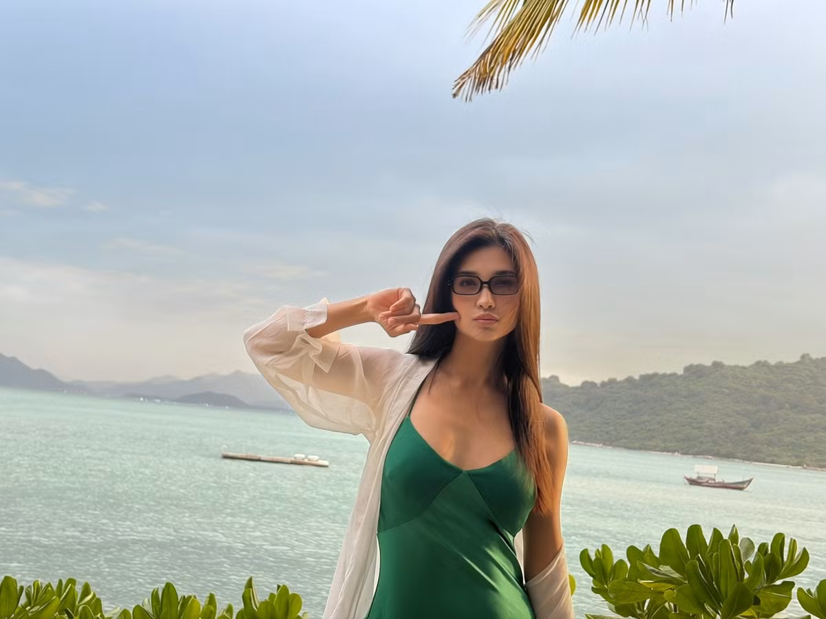 Kim Tuyến diện chiếc đầm lụa mỏng manh đi biển. Ảnh: FB Kim Tuyen