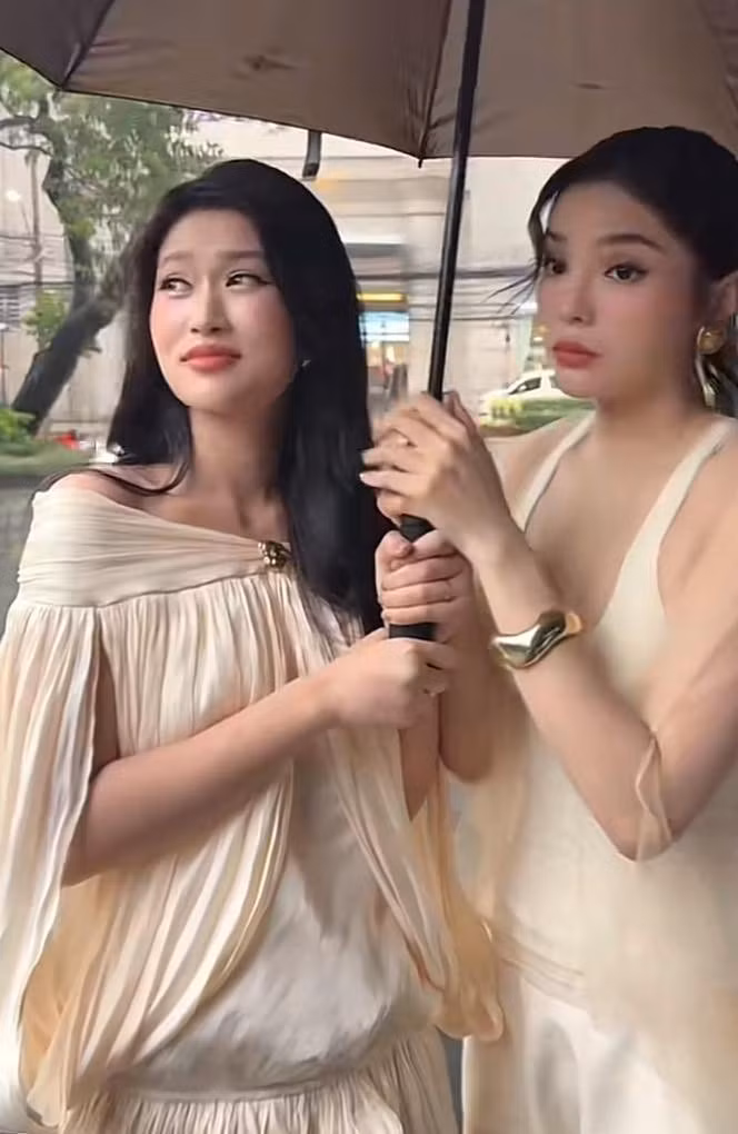 Màn xuất hiện của các "nàng Hậu" được netizen hết mực "đẩy thuyền" vì cả hai vốn có tình bạn nổi tiếng trong showbiz Việt.