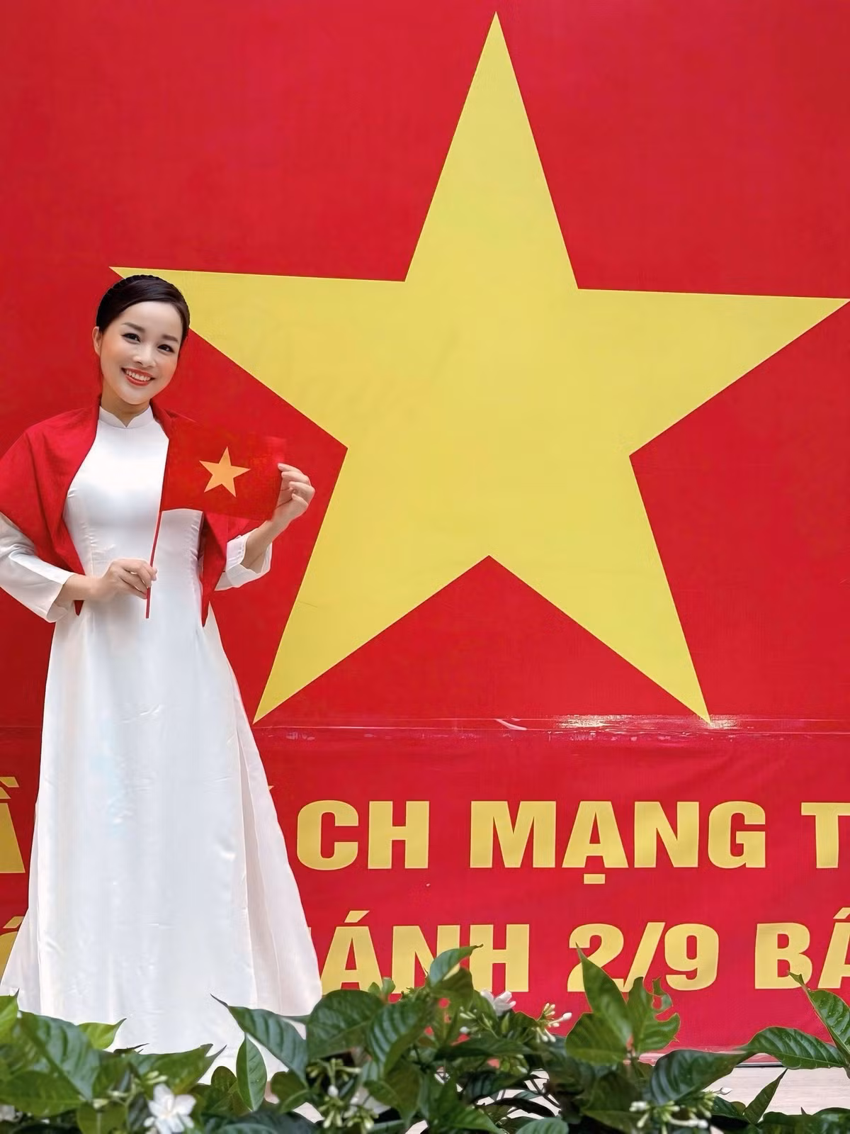 Minh Hương rạng rỡ trong bộ ảnh mừng Quốc khánh. Ảnh: FB Le Minh Huong