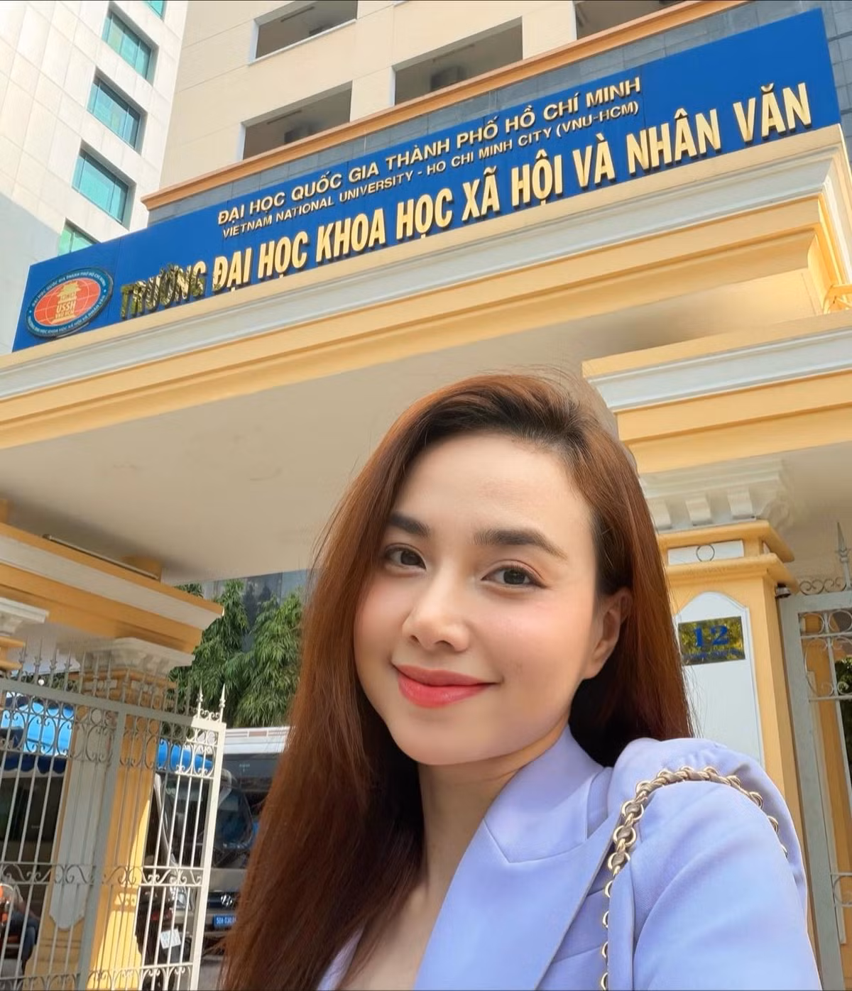 Diễn viên Đinh Ngọc Diệp selfie trước cổng trường cũ Đại học Khoa học, Xã hội &amp; Nhân văn TPHCM, bày tỏ nỗi nhớ thời sinh viên. Ảnh: FB Dinh Ngoc Diep