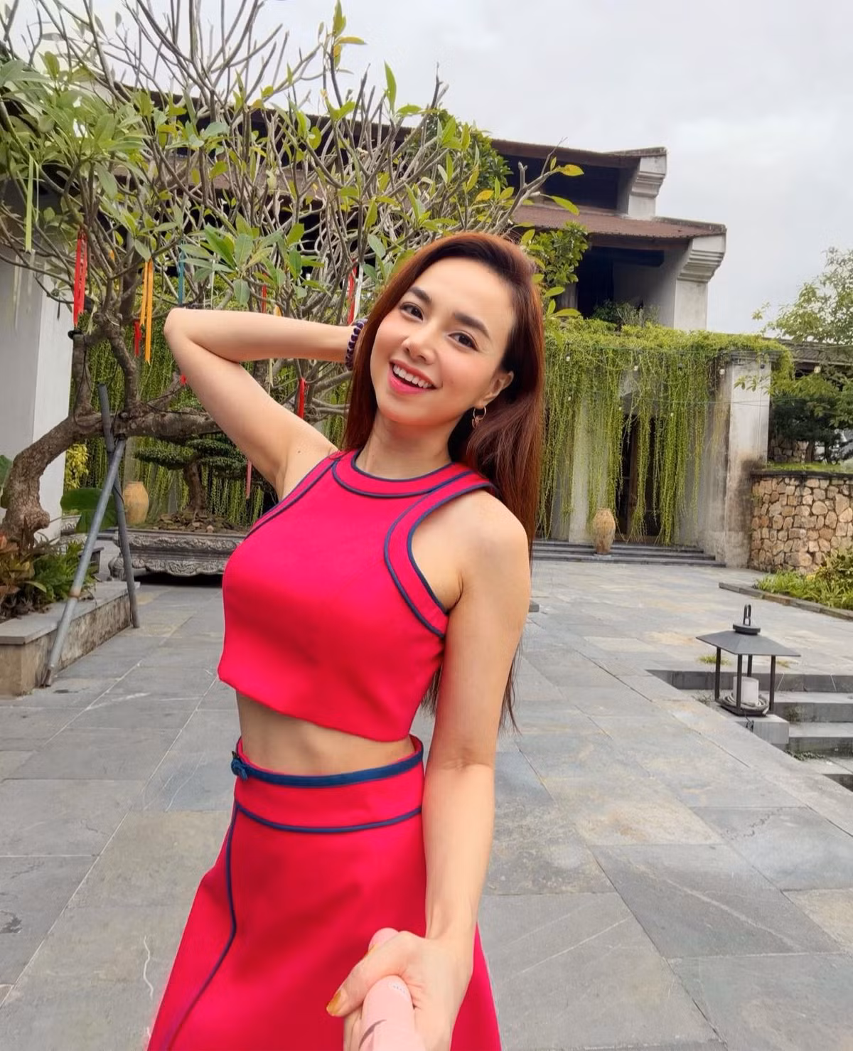 Gương mặt rạng rỡ, làn da trắng sáng không tì vết cùng nụ cười tươi tắn giúp cô ghi điểm tuyệt đối trong mắt người hâm mộ.
