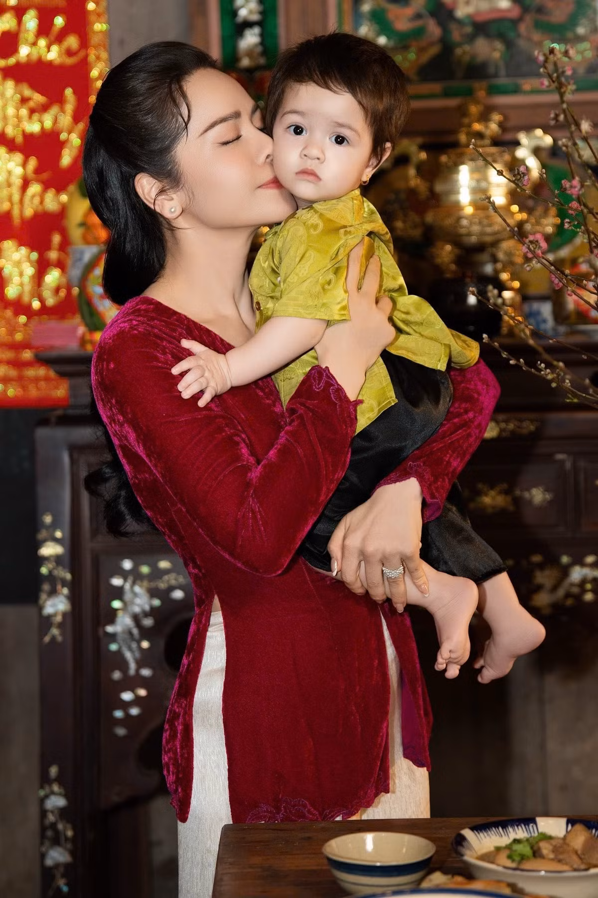 Diễn viên, ca sĩ Nhật Kim Anh chụp hình Tết bên con gái Julia. Ảnh: FB Nhật Kim Anh