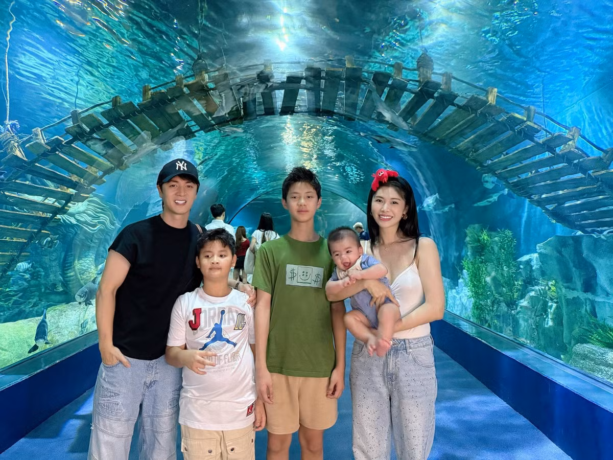 Vợ chồng Đăng Khôi đưa các con đi chơi thuỷ cung. Ảnh: FB Thuy Anh Le
