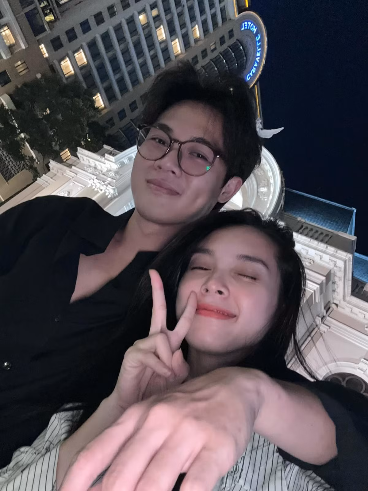 Quỳnh Lương nhí nhảnh tạo dáng bên ông xã. Ảnh: FB Quỳnh Lương