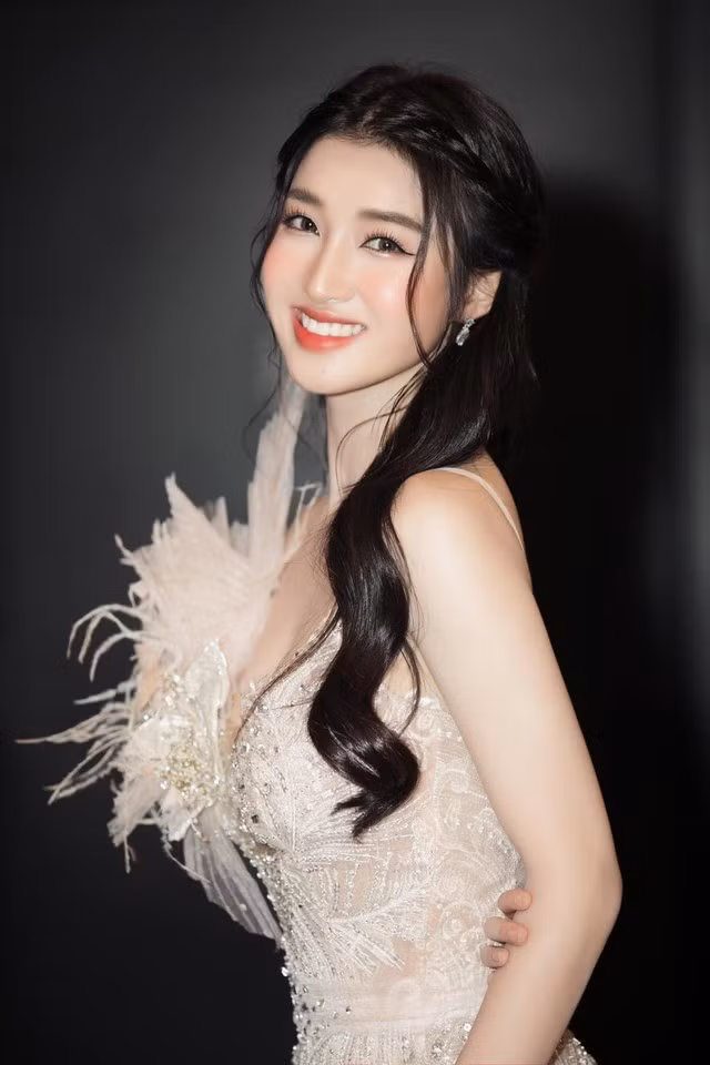 Sở hữu chiều cao 1m70, cùng số đo hình thể 80-57-88 cm, Phương Nhi từng được ca ngợi là “mỹ nhân mặt mộc” nhờ làn da sáng mịn và đường nét thanh tú không cần son phấn.