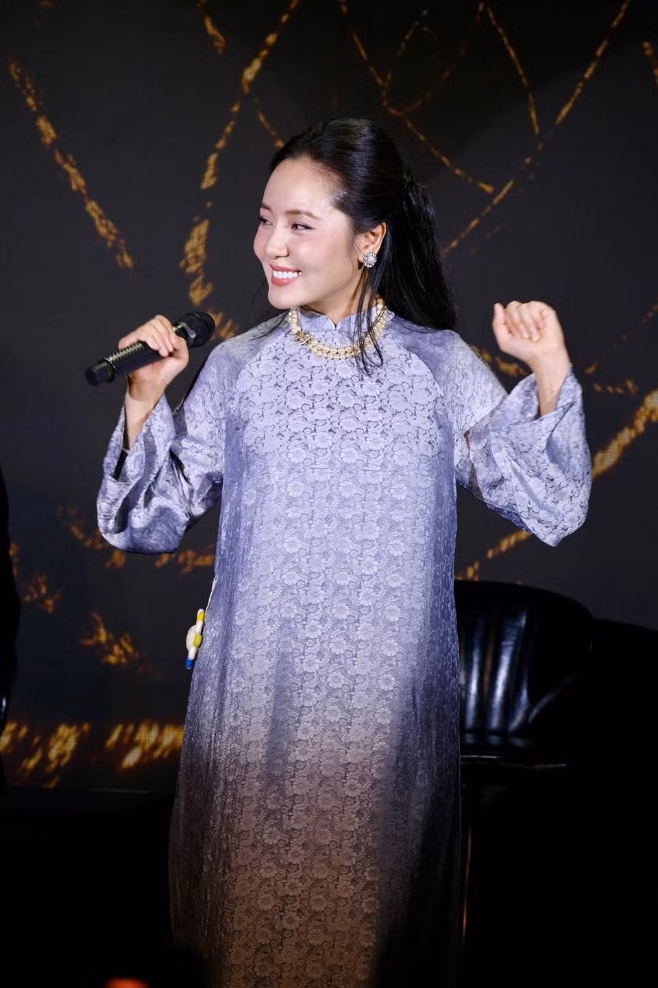 Ca sĩ Phương Linh mặc áo dài biểu diễn trên sân khấu. Ảnh: FB Tran Phuong Linh