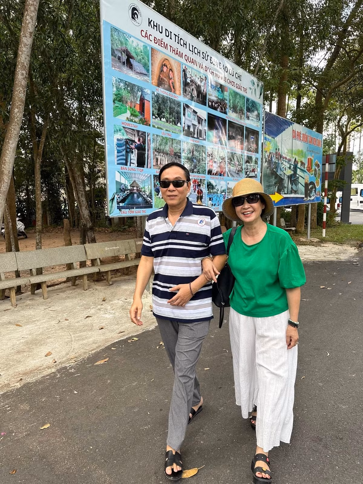 Vợ chồng nghệ sĩ Lan Hương - Đỗ Kỷ cùng nhau tham quan địa đạo Củ Chi. Ảnh: FB Lan Hương Bông
