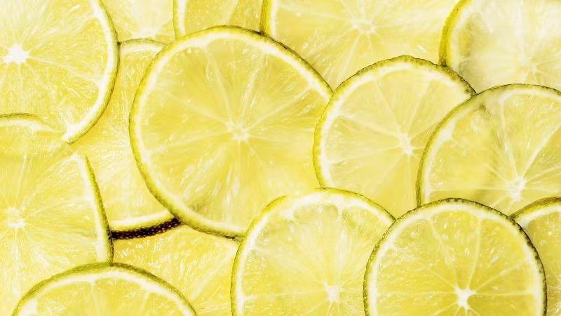Cuối cùng, chanh chứa vitamin C và axit tự nhiên giúp làm sạch da chết, hỗ trợ nang lông phát triển. Tuy nhiên, do tính axit cao, bạn chỉ nên thoa trong thời gian ngắn (5–10 phút) và không áp dụng nếu da nhạy cảm.