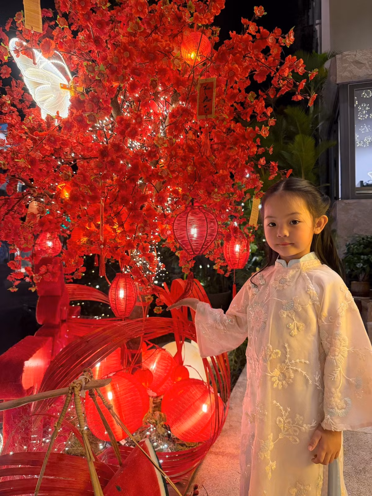 Hai bé cũng rất hợp tác mỗi khi chụp ảnh, liên tục thay đổi dáng pose ngộ nghĩnh, mang đến những khoảnh khắc tự nhiên và sinh động.