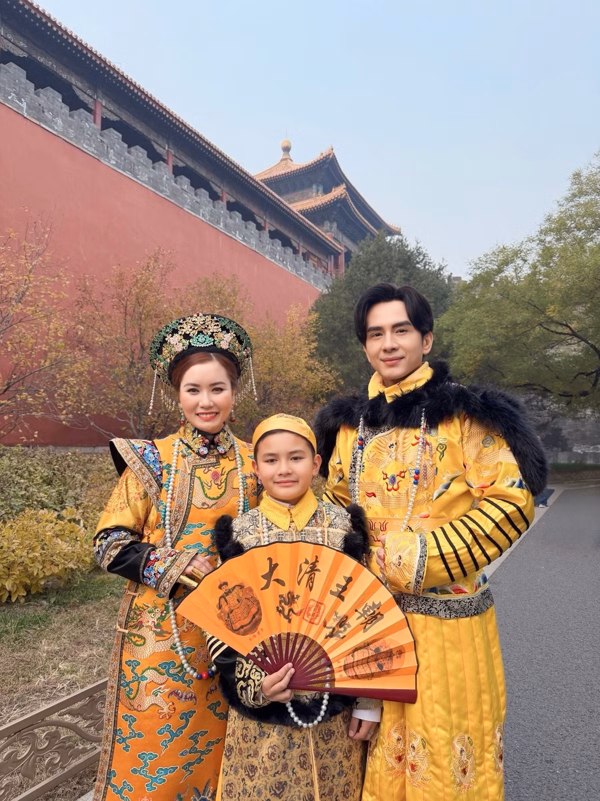 Ca sĩ Đan Trường cùng vợ cũ và con trai du lịch Trung Quốc. Ảnh: FB Dan Truong Pham