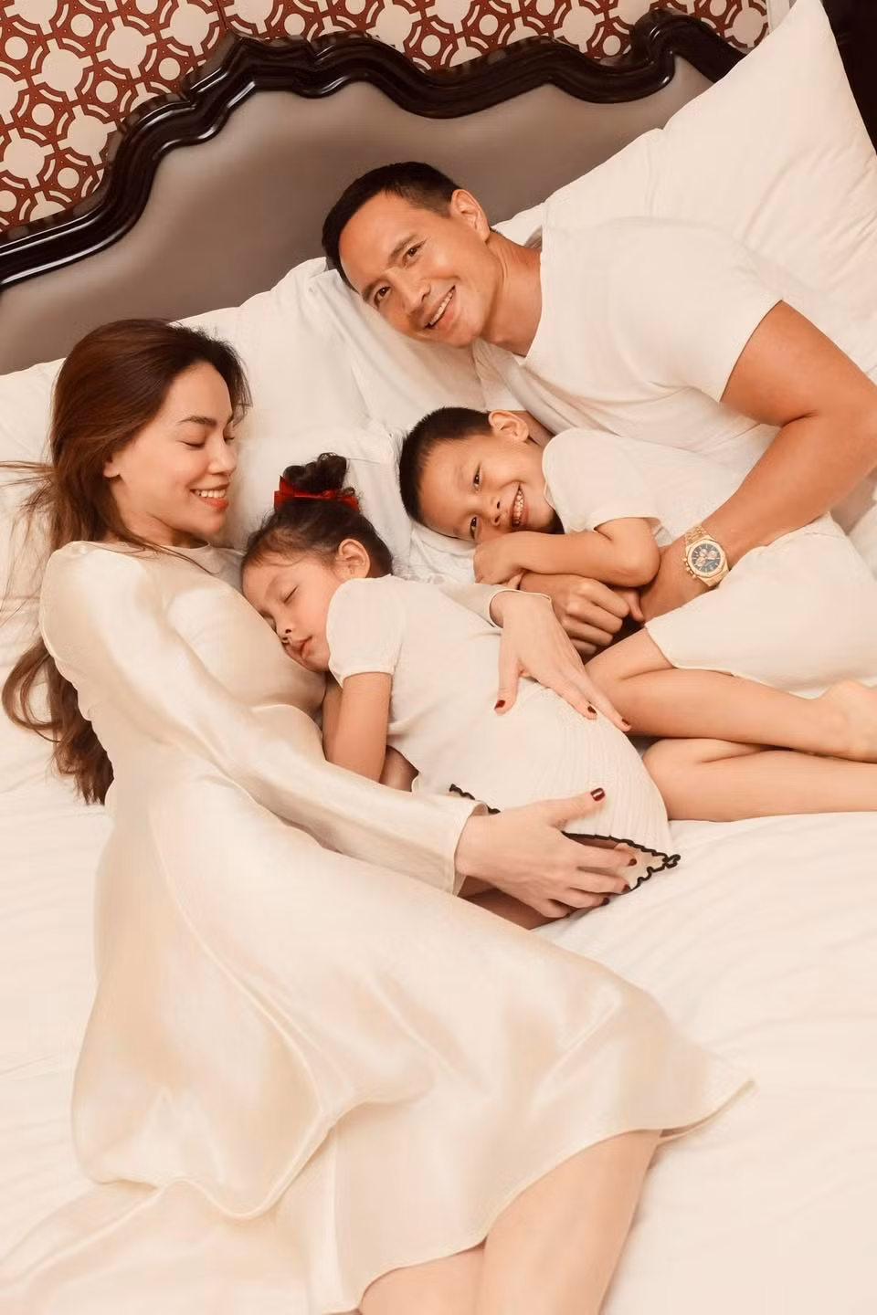 Hồ Ngọc Hà và Kim Lý thực hiện bộ ảnh mừng cặp sinh đôi Lisa - Leon tròn 5 tuổi. Ảnh: FB Ho Ngoc Ha