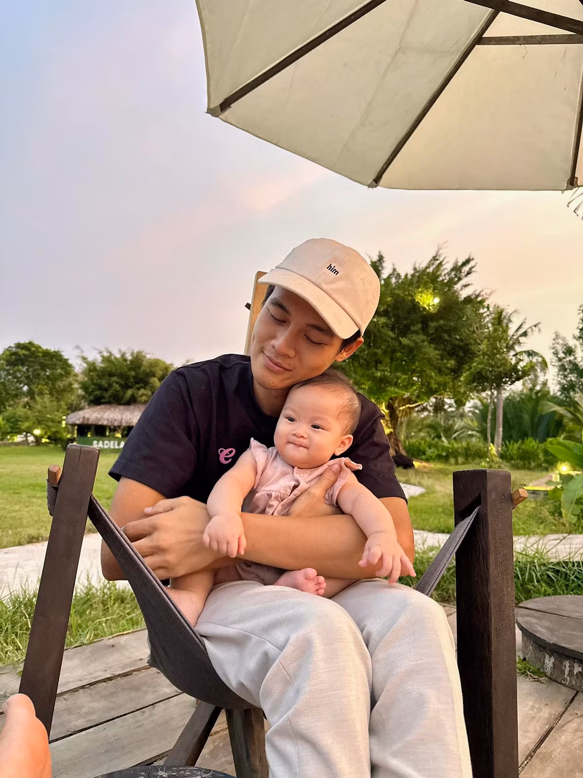 Từng quen thuộc với khán giả qua nhiều vai diễn trên màn ảnh nhỏ, Quỳnh Lương của hiện tại lại chọn cho mình nhịp sống chậm rãi nơi miền sông nước. Sau khi kết hôn và sinh con thứ hai, nữ diễn viên ví quãng thời gian này như một “kỳ nghỉ hưu non” sau nhiều năm làm việc liên tục.