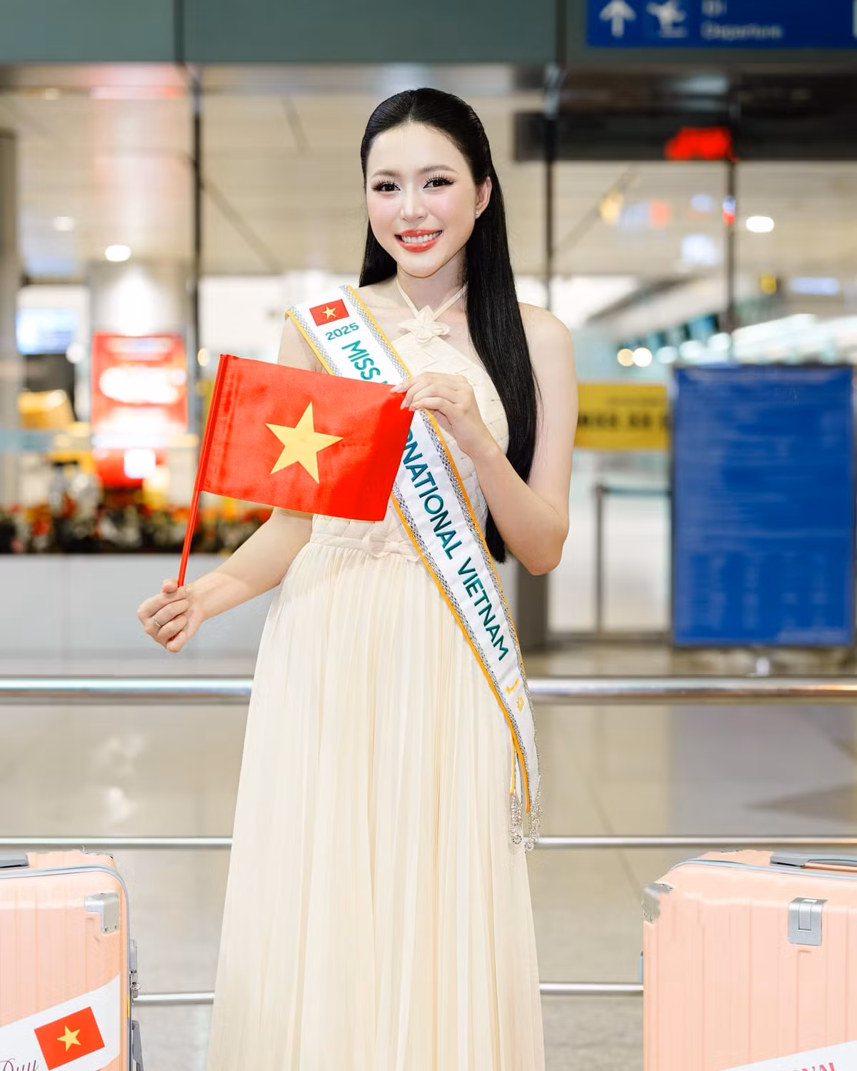 Hoa hậu Lương Thuỳ Linh chúc Kiều Duy "bình tĩnh, tự tin và luôn luôn toả sáng" khi lên đường tham dự Hoa hậu Quốc tế 2025. Ảnh: FB Lương Thùy Linh