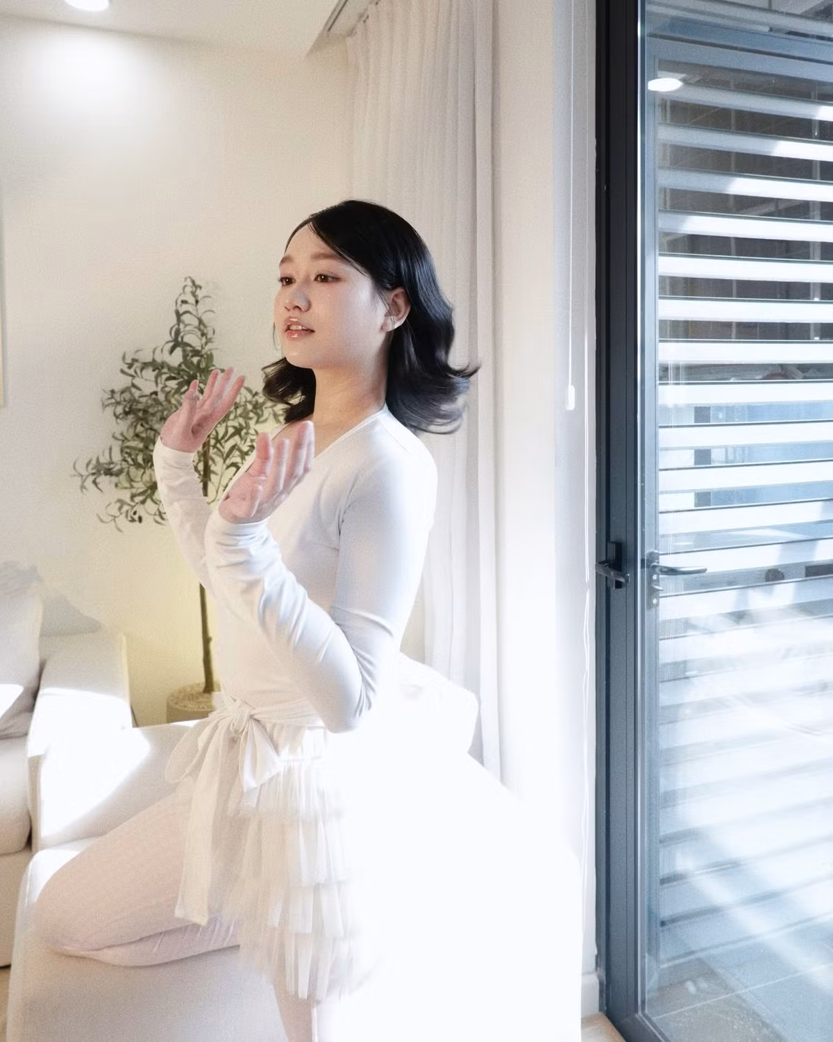 Nữ diễn viên xuất hiện với vẻ tự tin, thoải mái hơn trước ống kính, mang đến hình ảnh trẻ trung và tràn đầy sức sống. Ảnh: FB Trúc Anh