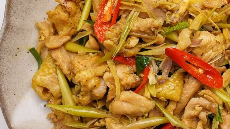 Gà xào sả ớt: Gà ướp sả băm, ớt, nước mắm rồi xào lửa lớn. Mùi thơm lan tỏa, thịt săn chắc, đậm đà.