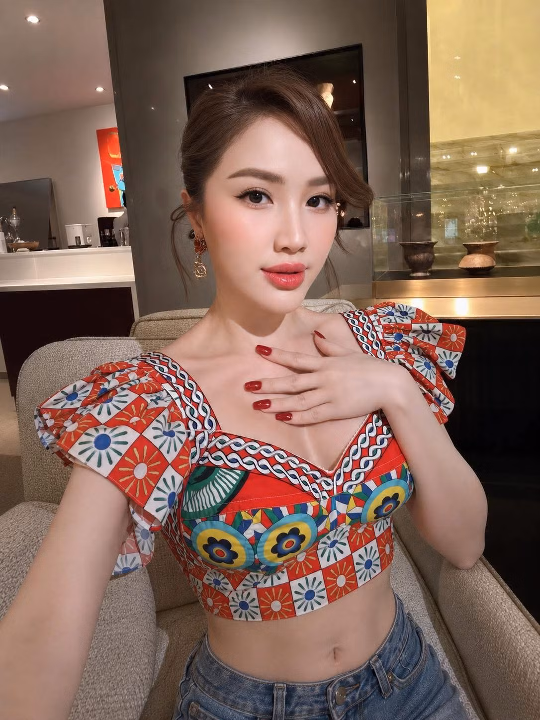 Thời gian gần đây, mỗi lần xuất hiện hay chia sẻ hình ảnh mới trên trang cá nhân, Bảo Thy lại lập tức trở thành tâm điểm chú ý.