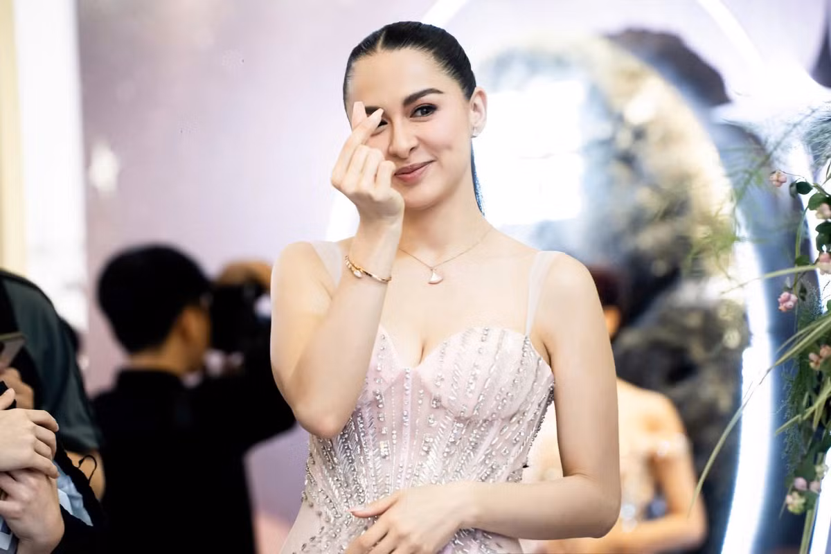 Mới đây, trong khuôn khổ một sự kiện thời trang quy tụ nhiều ngôi sao và KOLs tại TP HCM, sự xuất hiện của “mỹ nhân đẹp nhất Philippines” - diễn viên Marian Rivera nhanh chóng trở thành tâm điểm chú ý.