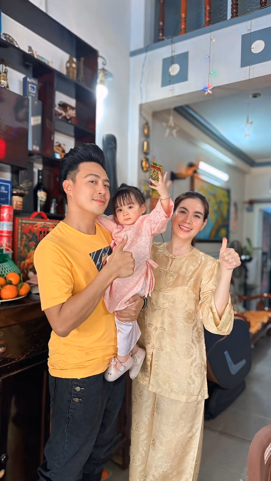 Hiện cặp đôi sống trong căn nhà phố giá chục tỷ, thoải mái kinh tế. Nhiều năm gắn bó, cả hai vẫn mặn nồng, hạnh phúc, chưa từng để xảy ra những tin đồn không hay.