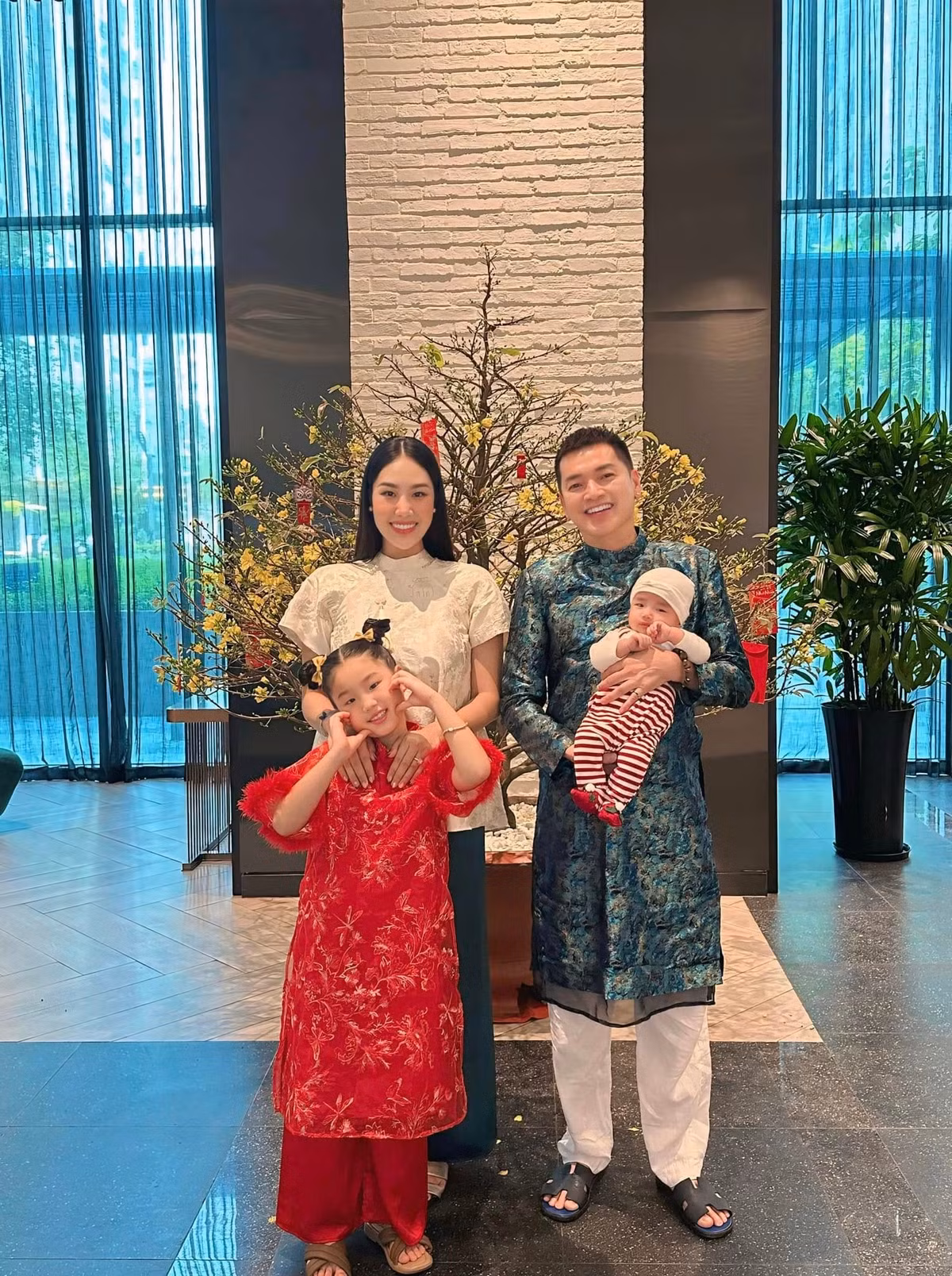 Nghệ sĩ thổ lộ anh mãn nguyện khi lại được làm bố bỉm sữa, có cuộc sống bình yên bên tổ ấm nhỏ ở tuổi xế chiều. Ảnh: FB Tăng Khánh Chi