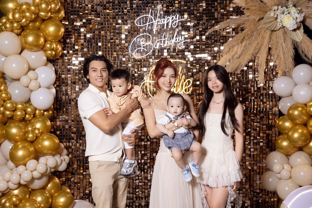 Ba con của Lý Bình - Phương Trinh Jolie cũng chiếm spotlight. Mia - con riêng nữ diễn viên ngày càng trổ mã lớn phổng, chiều cao đã gần bằng mẹ. Trong khi đó, hai quý tử Tyga (tên thật là Quan Kinh Luân) và Loka (tên thật là Quan Kinh Quân) sở hữu vẻ ngoài bụ bẫm, đáng yêu được mẹ lên đồ xịn sò.