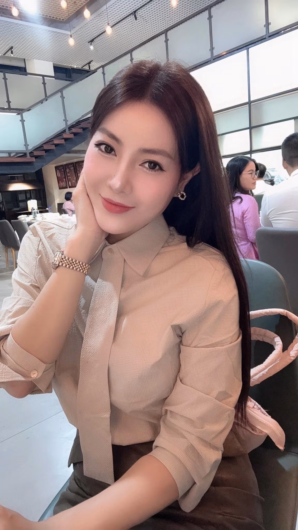 Không chỉ sở hữu gương mặt hài hòa cùng nụ cười rạng rỡ, cô còn duy trì vóc dáng săn chắc nhờ chăm chỉ tập luyện thể dục, yoga và chế độ ăn uống lành mạnh.