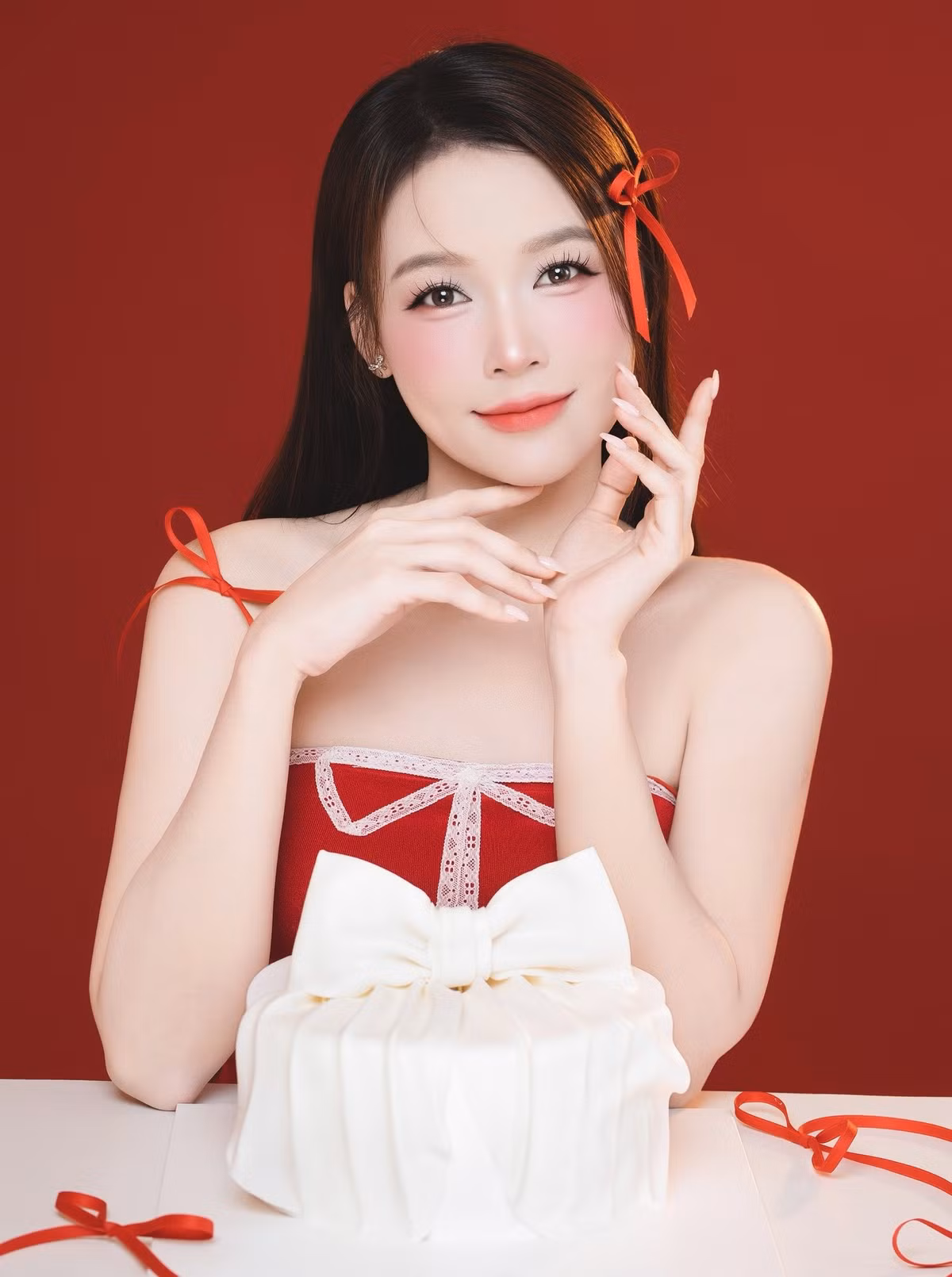 Trong bộ ảnh mừng sinh nhật mới đây, Sam (tên thật là Nguyễn Hà My) lựa chọn phong cách nổi bật với tông đỏ – trắng chủ đạo.