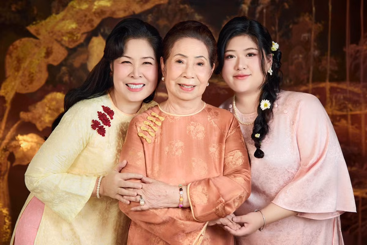Nghệ sĩ Hồng Vân chia sẻ hình ảnh ba thế hệ trong gia đình. Ảnh: FB Hồng Vân