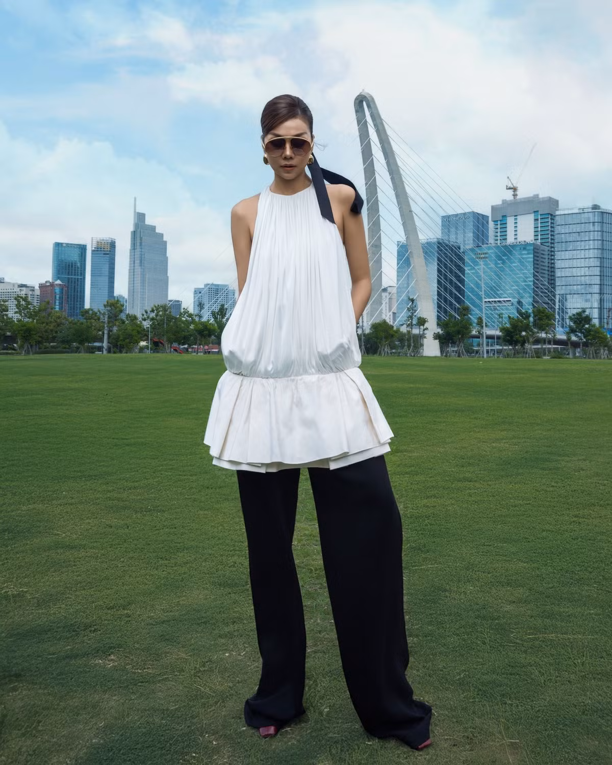 Siêu mẫu Thanh Hằng hướng dẫn tạo dáng, chụp ảnh ngoài trời cho thí sinh Vietnam's Next Top Model. Ảnh: FB Thanh Hằng
