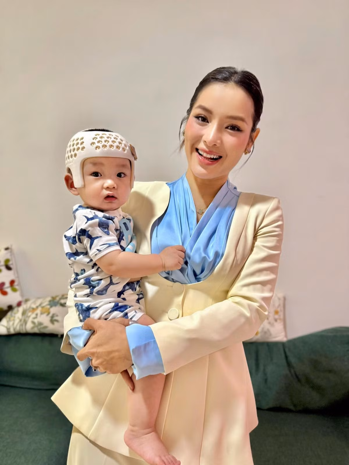 Phương Trinh Jolie chụp ảnh cùng con trai Loka 10 tháng tuổi. Ảnh: FB Phương Trinh Jolie