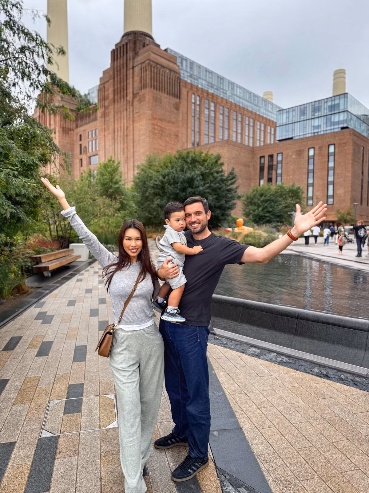 Siêu mẫu Hà Anh cùng chồng con tận hưởng kỳ nghỉ hai tuần tại ngoại ô London. Ảnh: FB Ha Anh Vu