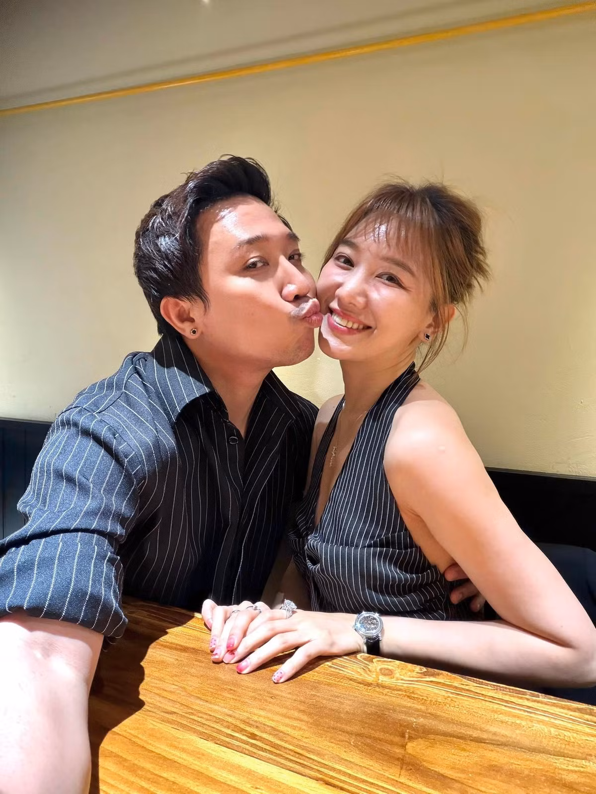 Trấn Thành hài hước đăng ảnh với vợ kèm chia sẻ: "Dẫn nhỏ bạn gái mới quen có 10 năm đi chơi!". Ảnh: FB Trấn Thành