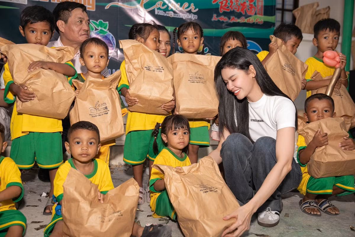 Trương Quỳnh Anh đi tặng quà cho trẻ em nhân dịp Tết Trung thu. Ảnh: FB Trương Quỳnh Anh