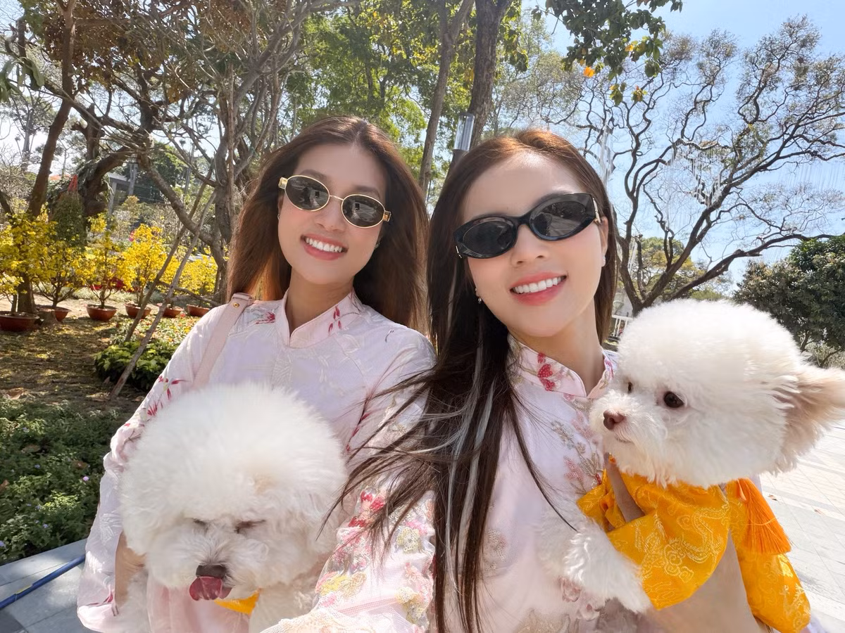 Kỳ Duyên sinh năm 1996, đăng quang Hoa hậu Việt Nam 2014, sau đó là Miss Universe Vietnam 2024. Thiên Ân sinh năm 2000, đăng quang Hoa hậu Hòa bình Việt Nam 2022.