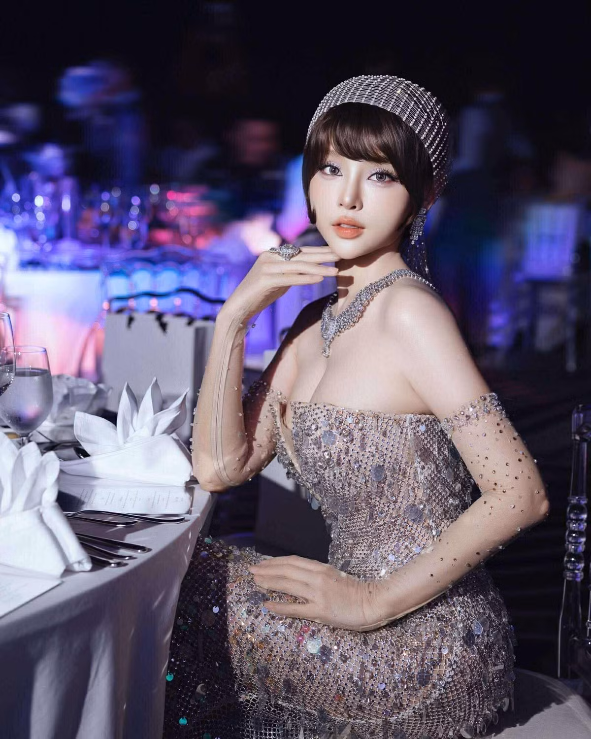Thiết kế táo bạo giúp người đẹp khoe khéo vòng 1 gợi cảm.
