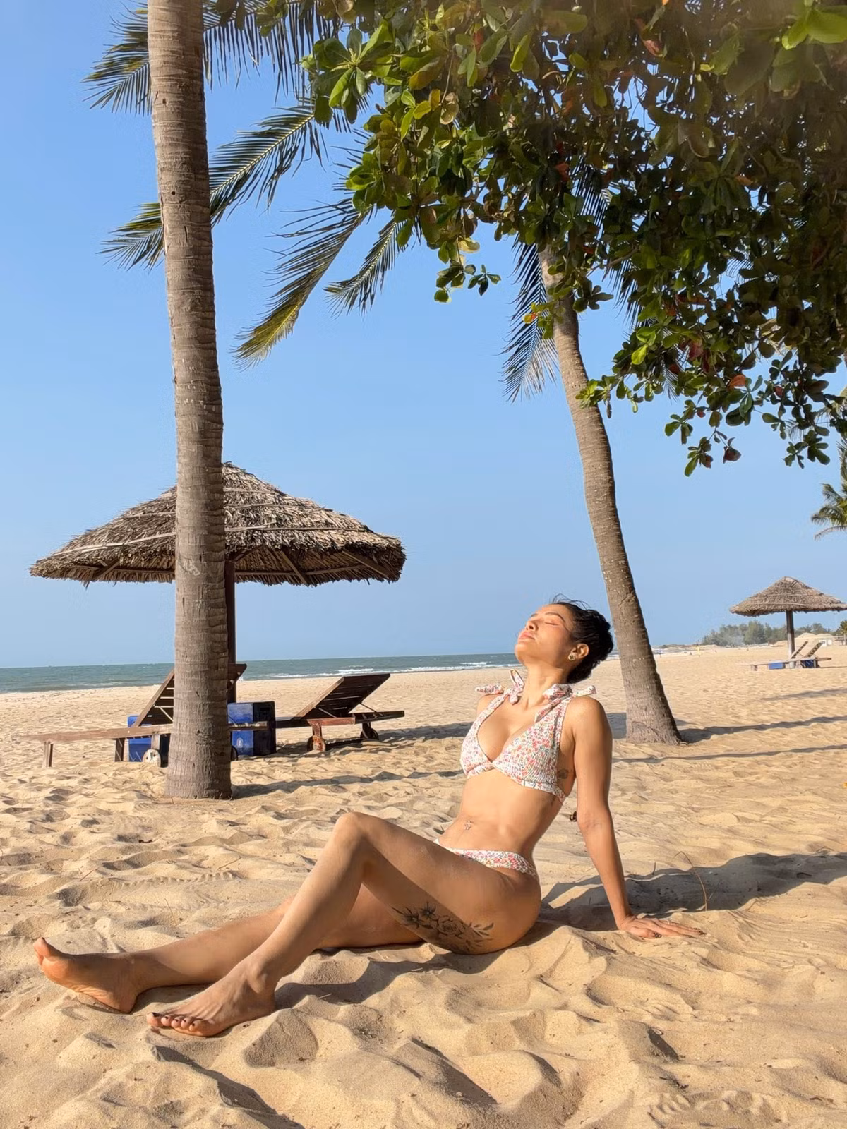 Thiết kế đơn giản nhưng vừa vặn giúp cô tôn lên đường cong cơ thể gọn gàng, khỏe khoắn.