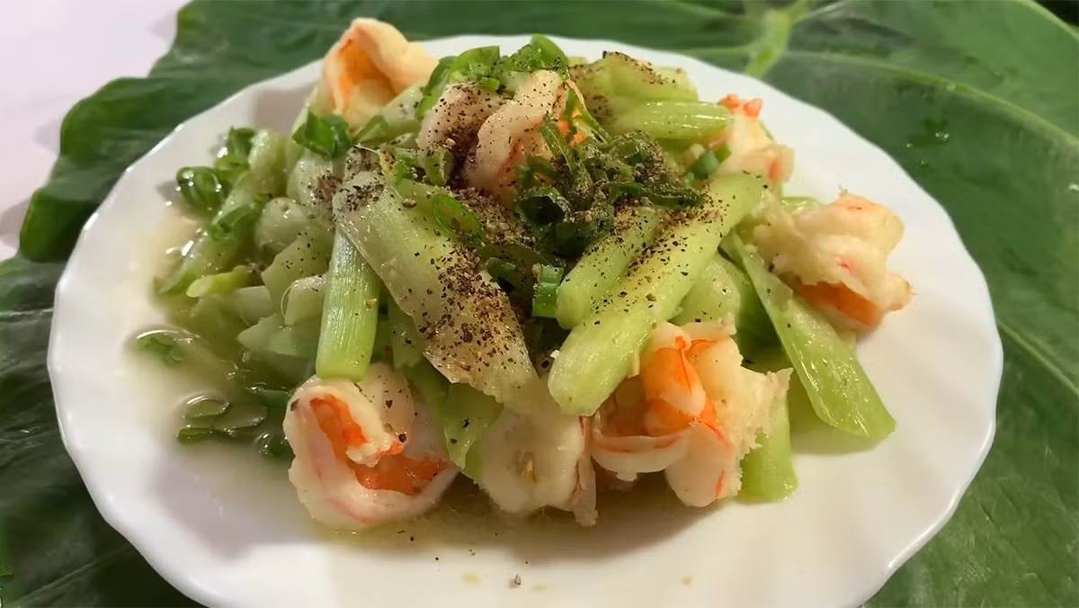 Không chỉ dùng để nấu canh chua, dọc mùng còn là nguyên liệu quen thuộc trong nhiều món ăn hấp dẫn khác. Có thể kể đến bún cá dọc mùng, bún bung, canh sườn nấu dọc mùng, dọc mùng nấu lẩu hoặc dọc mùng muối chua. Mỗi món mang một hương vị riêng, từ vị chua thanh, ngọt dịu của nước dùng đến độ giòn đặc trưng của bẹ rau. Ảnh: Điện máy XANH