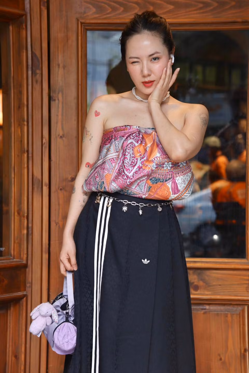 Phong cách quấn khăn làm áo vốn đang trở thành “hot trend” của hội chị em sao Việt trong thời gian gần đây. Không nằm ngoài trào lưu, Phương Linh nhanh chóng thử sức và cho thấy khả năng bắt trend ấn tượng.