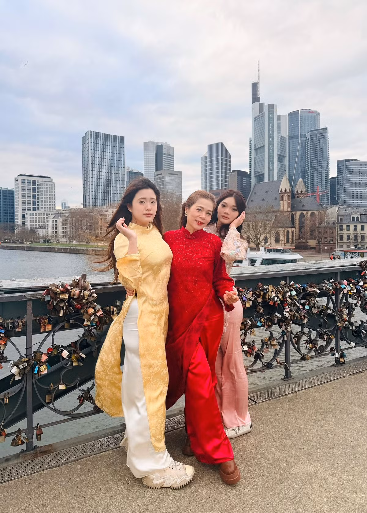 Mỹ Lệ và hai con gái chịu lạnh, khoe sắc với áo dài giữa trời đông châu Âu. Ảnh: FB Hoàng Thị Mỹ Lệ