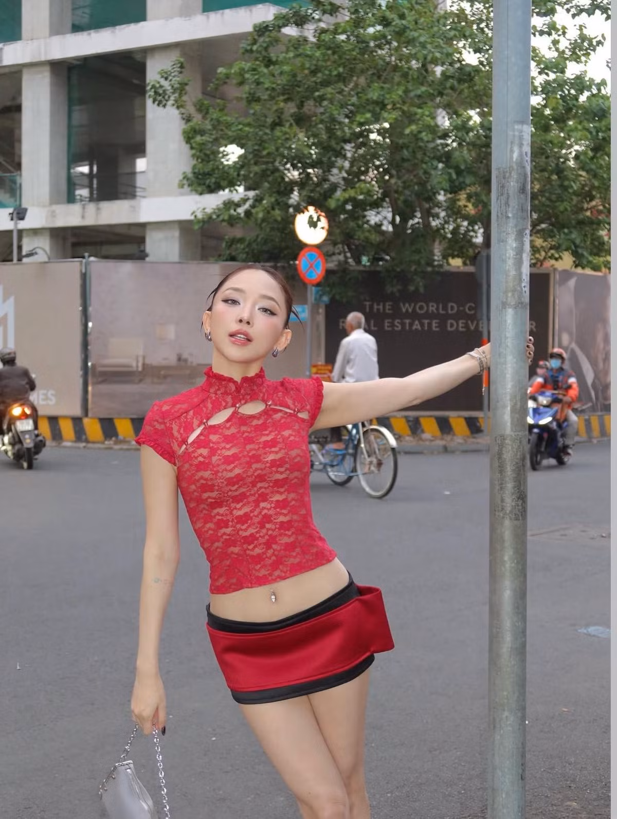Đằng sau vóc dáng săn chắc là quá trình tập luyện nghiêm túc và chế độ sinh hoạt khoa học. Nữ ca sĩ thường xuyên tập thể dục, đồng thời chú trọng chế độ ăn uống lành mạnh, hạn chế thực phẩm không tốt cho sức khỏe.