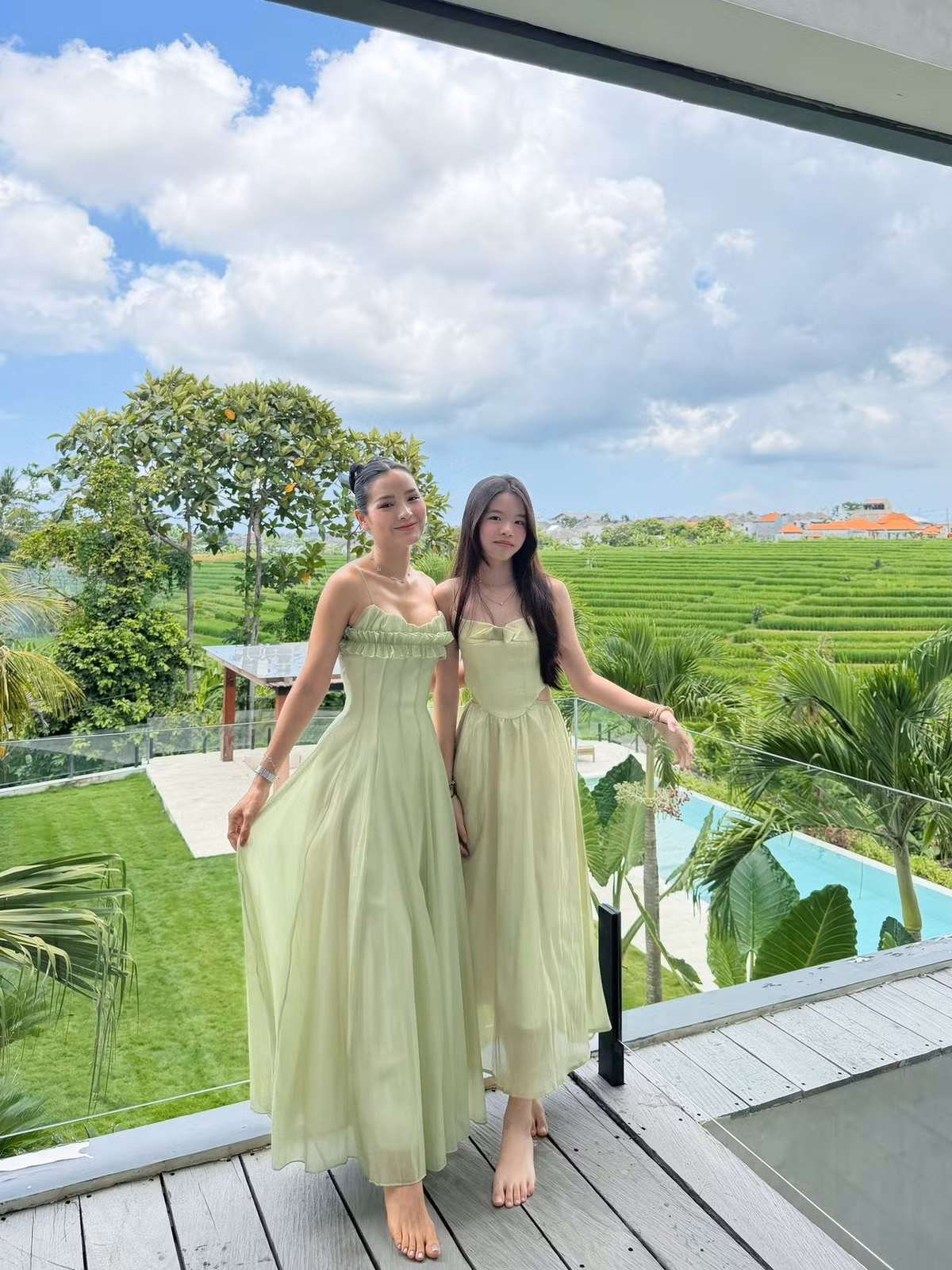 Ca sĩ Phương Trinh Jolie và con gái lớn được nhận xét trông như chị em. Ảnh: FB Phương Trinh Jolie
