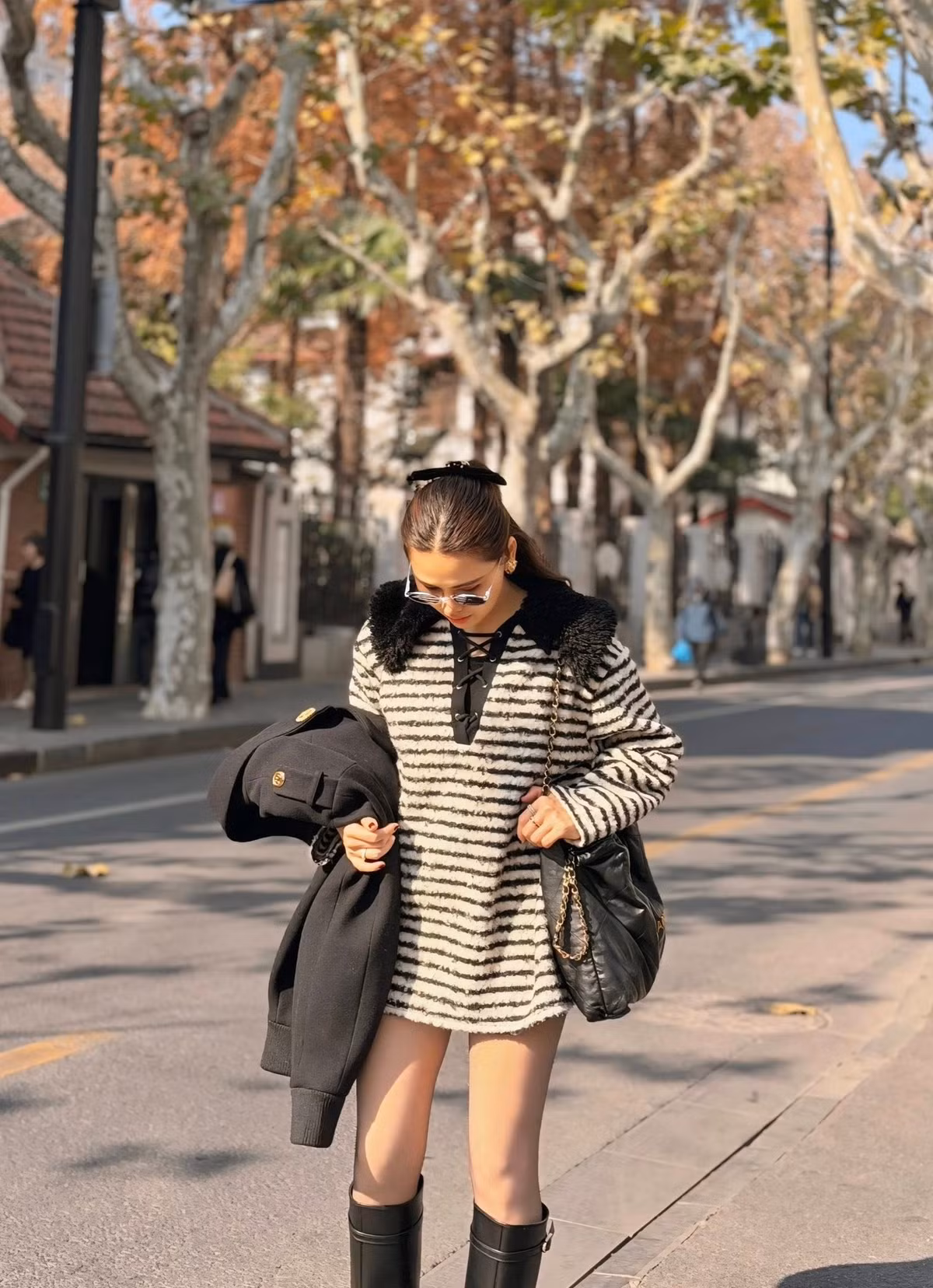 Dù không còn xuất hiện dày đặc trong các hoạt động giải trí, cô vẫn giữ được sức hút riêng nhờ phong thái tự tin, nhẹ nhàng và có gu thẩm mỹ.