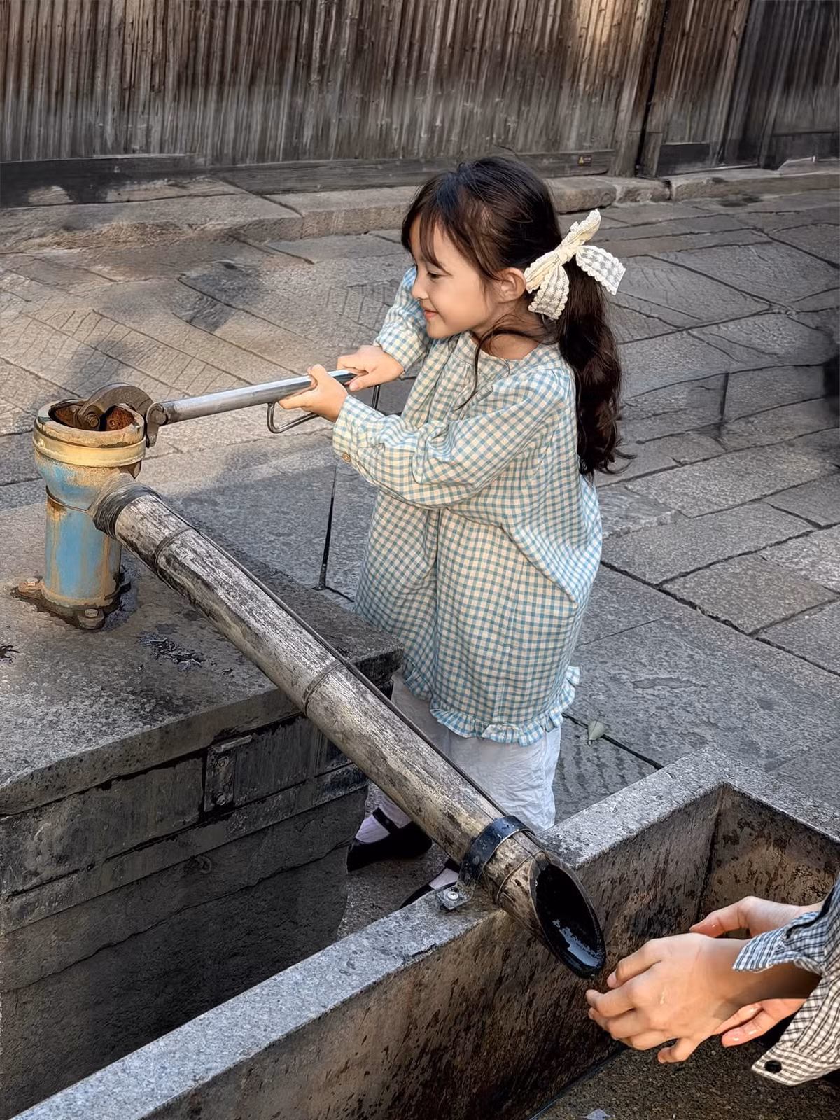 Theo dõi những hình ảnh trên trang cá nhân của gia đình, khán giả dễ dàng nhận thấy Winnie có phong cách thời trang đa dạng. Từ trang phục đi chơi, đi học đến những bộ đồ dự sự kiện hay quần áo mặc ở nhà, cô bé đều được bố mẹ lựa chọn kỹ lưỡng. Ảnh: FB Winnie Hannie